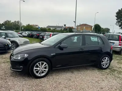 Usado VW Golf VII Highline 110 CV (80 kW) 2014 Negro Berlina