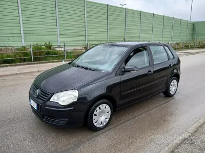 Begagnad VW Polo 64 HK (47 kW) 2006 Svart Halvkombi