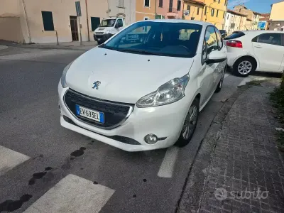 Usata Peugeot 208 Active 68 CV (50 kW) 2014 Bianco Utilitaria
