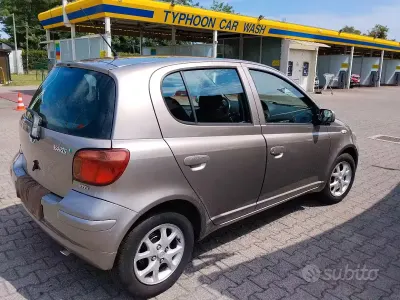 Usata Toyota Yaris 65 CV (47 kW) 2005 Grigio Utilitaria