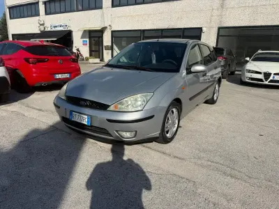Usata Ford Focus Ghia 90 CV (66 kW) 2001 Argento Berlina