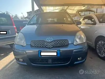 Usata Toyota Yaris 65 CV (47 kW) 2005 Grigio Berlina