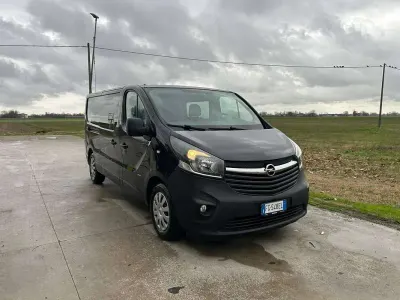 Usata Opel Vivaro 140 CV (102 kW) 2016 Nero Monovolume