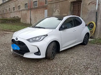 Usata Toyota Yaris Hybrid Lounge 92 CV (67 kW) 2021 Bianco Berlina