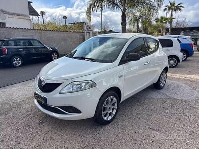 Begagnad Lancia Ypsilon Platinum 80 HK (58 kW) 2016 Vit Halvkombi