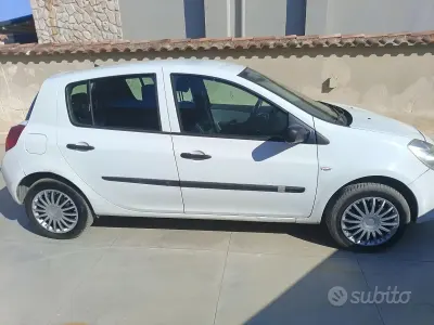 Usata Renault Clio II 68 CV (50 kW) 2006 Bianco Berlina
