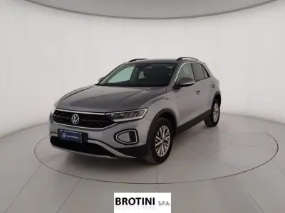 Usata VW T-Roc Life 110 CV (80 kW) 2023 Grigio metallizzato SUV