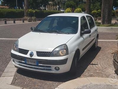 Usata Renault Clio II 65 CV (47 kW) 2003 Bianco Berlina
