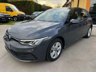 Usata VW Golf VIII Life 116 CV (85 kW) 2022 Dolphin gray metallizzato Berlina