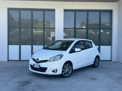 Brugt Toyota Yaris Sol 101 HK (74 kW) 2014 Hvid Hatchback
