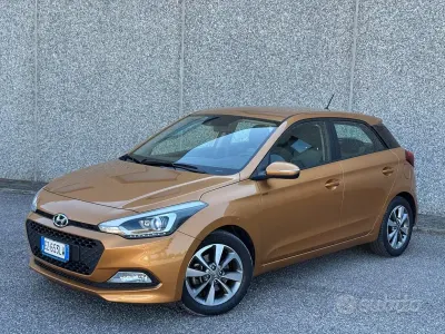 Usata Hyundai i20 75 CV (55 kW) 2015 Arancione Berlina