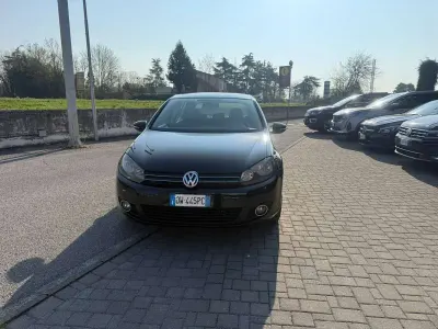 Usado VW Golf VI 102 CV (75 kW) 2009 Negro Utilitario