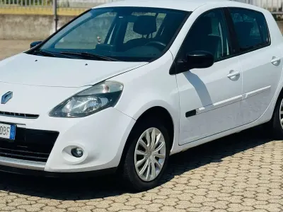 Usata Renault Clio III 75 CV (55 kW) 2010 Bianco Berlina