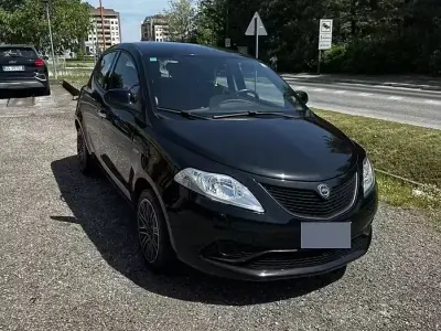 Usata Lancia Ypsilon Gold 69 CV (50 kW) 2018 Nero Utilitaria
