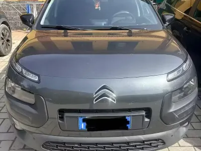 Usado Citroën C4 Feel 82 HP (60 kW) 2017 Cinzento SUV