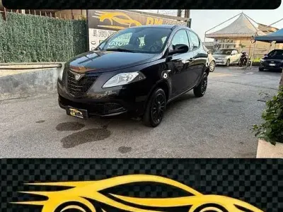 Usata Lancia Ypsilon Silver 80 CV (58 kW) 2014 Viola Utilitaria