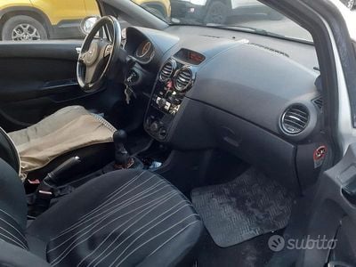Usata Opel Corsa 69 CV (50 kW) 2012 Bianco Berlina