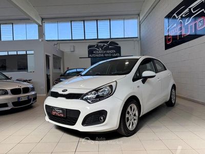 Usata Kia Rio 85 CV (62 kW) 2013 Bianco Berlina