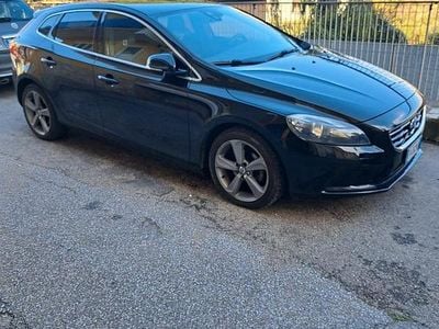 Usata Volvo V40 Momentum 115 CV (84 kW) 2012 Nero Utilitaria