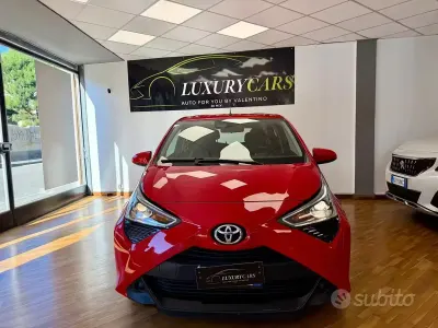 Usata Toyota Aygo Connect Style 72 CV (52 kW) 2020 Rosso Utilitaria