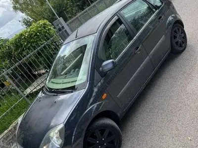 Usata Ford Fiesta Ghia 68 CV (50 kW) 2006 Grigio Utilitaria