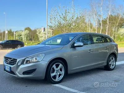 Usata Volvo V60 Summum 163 CV (119 kW) 2012 Giallo Station wagon