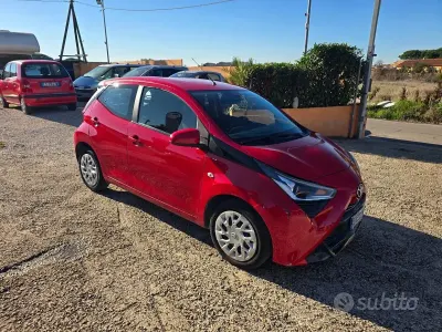Usata Toyota Aygo Connect Style 72 CV (52 kW) 2021 Rosso Utilitaria