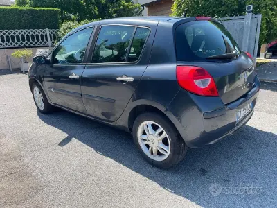 Usata Renault Clio II Dynamique 75 CV (55 kW) 2006 Grigio Berlina