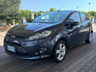 Usata Ford Fiesta Titanium 95 CV (69 kW) 2010 Blu Berlina
