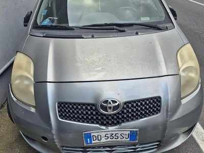 Usata Toyota Yaris Sol 69 CV (50 kW) 2005 Grigio Berlina