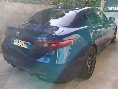 Usata Alfa Romeo Giulia 179 CV (131 kW) 2018 Blu/azzurro Berlina