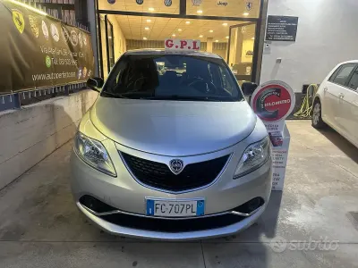 Usado Lancia Ypsilon Gold 69 CV (50 kW) 2016 Plateado Utilitario