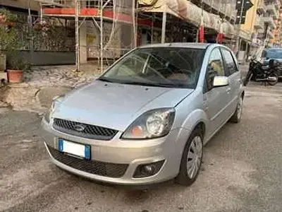 Usata Ford Fiesta Zetec 68 CV (50 kW) 2007 Grigio Utilitaria