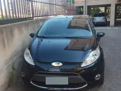 Usata Ford Fiesta 82 CV (60 kW) 2010 Nero Berlina