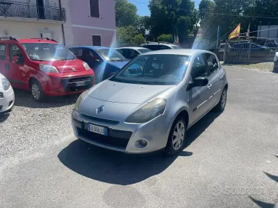 Usata Renault Clio II 75 CV (55 kW) 2011 Grigio Berlina