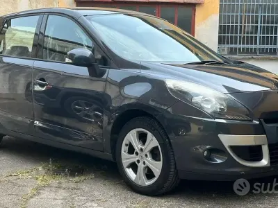 Usata Renault Scénic Dynamique 130 CV (95 kW) 2011 Grigio Monovolume
