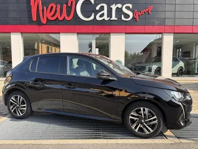 Usata Peugeot 208 Active 101 CV (74 kW) 2023 Viola Utilitaria