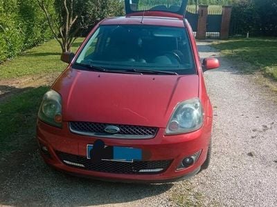 Usata Ford Fiesta 90 CV (66 kW) 2007 Rosso Utilitaria