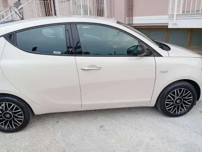 Usata Lancia Ypsilon Silver 69 CV (50 kW) 2018 Beige Utilitaria