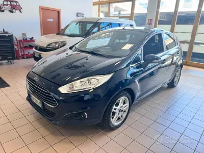 Usata Ford Fiesta Titanium 75 CV (55 kW) 2014 Blu Utilitaria