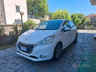 Begagnad Peugeot 208 68 HK (50 kW) 2013 Vit Halvkombi