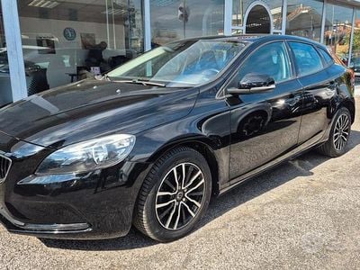 Usata Volvo V40 R-Design Momentum 119 CV (87 kW) 2016 Nero Berlina