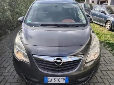 Usado Opel Meriva Cosmo 101 CV (74 kW) 2012 Negro Monovolumen