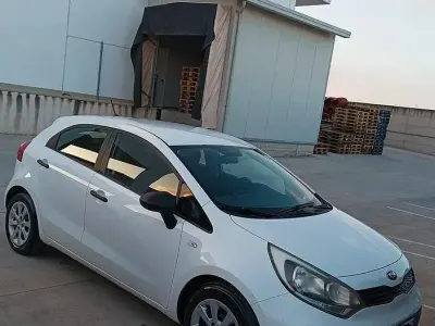 Usata Kia Rio 75 CV (55 kW) 2012 Bianco Berlina