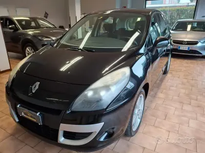 Käytetty Renault Scenic E-Tech Luxe 110 HP (80 kW) 2010 Musta Tila-auto