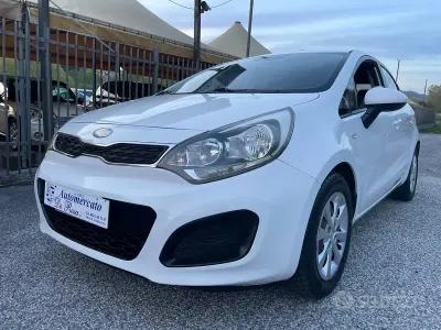 Usado Kia Rio 75 CV (55 kW) 2013 Blanco Berlina