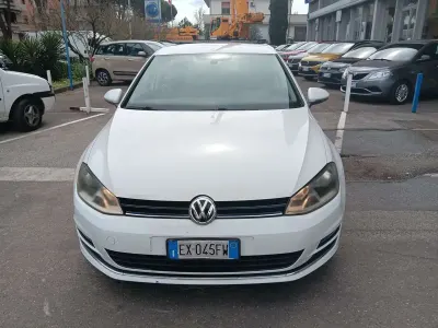 Używany VW Golf VII Highline 105 KM (77 kW) 2014 Biały Sedan/Limuzyna