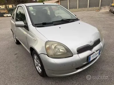 Usata Toyota Yaris 68 CV (50 kW) 2001 Grigio Utilitaria