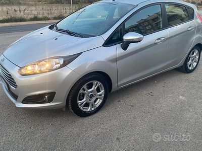 Usata Ford Fiesta 95 CV (69 kW) 2014 Grigio Utilitaria