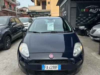 Usata Fiat Punto Lounge 69 CV (50 kW) 2015 Bluazzurro Utilitaria